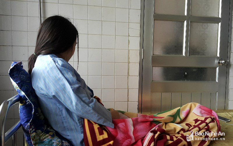 Giáo sinh P.T.H. (trong ảnh) trước đó bị phụ huynh đánh đến chấn động thai. Ảnh đăng trên Báo Nghệ An.