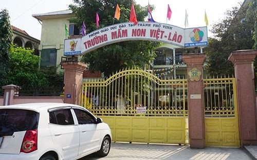 Ngày 22/3/2018, một giáo viên thực tập tại trường mầm non Việt Lào, thành phố Vinh, Nghệ An đã bị phụ huynh hành hung khi phát hiện con có vết thâm ở chân (do bé chạy vấp ngã trước đó). (Ảnh: VOV). Ngày 22/3/2018, một giáo viên thực tập tại trường mầm non Việt Lào, thành phố Vinh, Nghệ An đã bị phụ huynh hành hung khi phát hiện con có vết thâm ở chân (do bé chạy vấp ngã trước đó). (Ảnh: VOV).