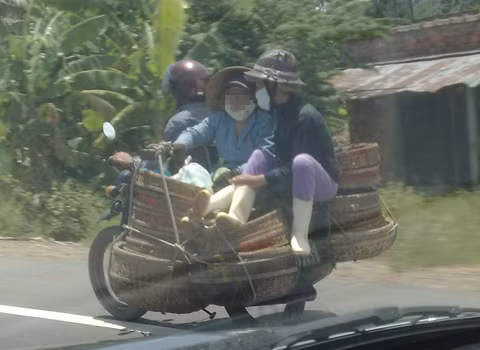 Cho kịp phiên chợ chiều, chụp tại Đức Phổ, Quảng Ngãi. Ảnh: Lê Văn Vinh.