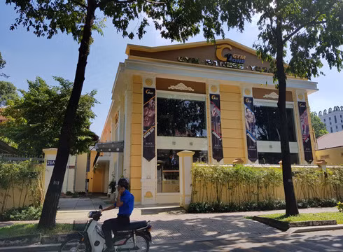 Phòng tập Gym hoành tráng phía sau Trường trung học phổ thông Marie Curie (ảnh: P.L) Phòng tập Gym hoành tráng phía sau Trường trung học phổ thông Marie Curie (ảnh: P.L)