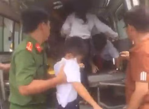 Học sinh được đưa đi cấp cứu sau khi uống sữa, có nhiều dấu hiệu của ngộ độc (ảnh cắt từ clip) Học sinh được đưa đi cấp cứu sau khi uống sữa, có nhiều dấu hiệu của ngộ độc (ảnh cắt từ clip)