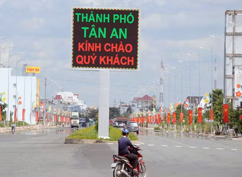 Thành phố Tân An, nơi ông Quang bị mất gần 400 triệu đồng khi đi kiểm tra doanh nghiệp (ảnh: baodauthau.vn) Thành phố Tân An, nơi ông Quang bị mất gần 400 triệu đồng khi đi kiểm tra doanh nghiệp (ảnh: baodauthau.vn)
