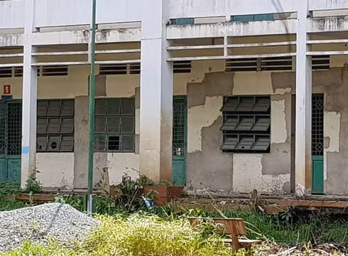 Bên ngoài các phòng học loang lổ các vết trám xi măng đã từ rất lâu (ảnh: P.L) Bên ngoài các phòng học loang lổ các vết trám xi măng đã từ rất lâu (ảnh: P.L)