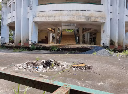 Trong sân trường dễ dàng bắt gặp các bãi sỏi, xà bần để lung tung không ai dọn (ảnh: P.L) Trong sân trường dễ dàng bắt gặp các bãi sỏi, xà bần để lung tung không ai dọn (ảnh: P.L)