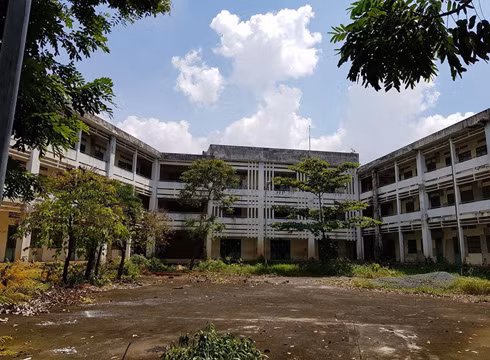 Toàn cảnh Trường tiểu học Phú Định bị bỏ hoang suốt nhiều năm nay do sụt lún (ảnh: P.L) Toàn cảnh Trường tiểu học Phú Định bị bỏ hoang suốt nhiều năm nay do sụt lún (ảnh: P.L)