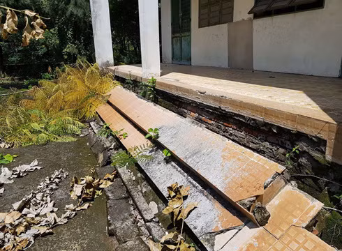 Bậc tam cấp của trường bị hở hàm ếch nghiêm trọng từ nhiều năm nay (ảnh: P.L) Bậc tam cấp của trường bị hở hàm ếch nghiêm trọng từ nhiều năm nay (ảnh: P.L)