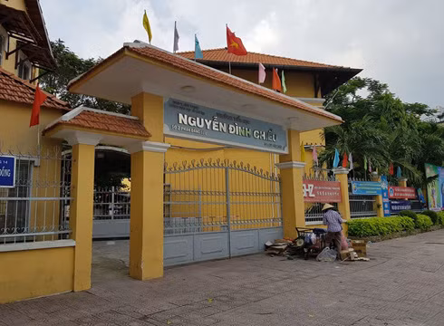 Hiệu trưởng Trường tiểu học Nguyễn Đình Chiểu đã bác bỏ thông tin học sinh trường bị ngộ độc (ảnh: P.L) Hiệu trưởng Trường tiểu học Nguyễn Đình Chiểu đã bác bỏ thông tin học sinh trường bị ngộ độc (ảnh: P.L)