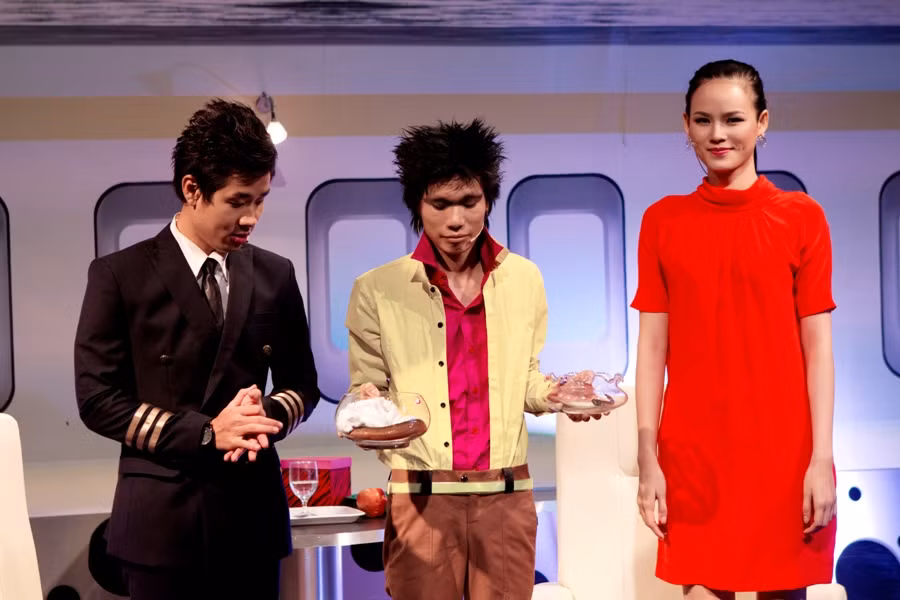 Thử thách này khiến cho cô nàng một phen “khóc mếu” khi một lần nữa chạm vào nỗi sợ hãi ngày xưa khi tham gia Vietnam’s Next Top Model. Tuyết Lan rất sợ những con vật da trơn và đã phải chụp ảnh cùng với trăn. Lần này, nhìn những chú lươn tuy nhỏ và vô hại trong chậu, Tuyết Lan vẫn không khỏi rùng mình, tuy nhiên cô nàng vẫn rất dũng cảm dùng tay không bắt lươn ngay tại trường quay! Thử thách này khiến cho cô nàng một phen “khóc mếu” khi một lần nữa chạm vào nỗi sợ hãi ngày xưa khi tham gia Vietnam’s Next Top Model. Tuyết Lan rất sợ những con vật da trơn và đã phải chụp ảnh cùng với trăn. Lần này, nhìn những chú lươn tuy nhỏ và vô hại trong chậu, Tuyết Lan vẫn không khỏi rùng mình, tuy nhiên cô nàng vẫn rất dũng cảm dùng tay không bắt lươn ngay tại trường quay!
