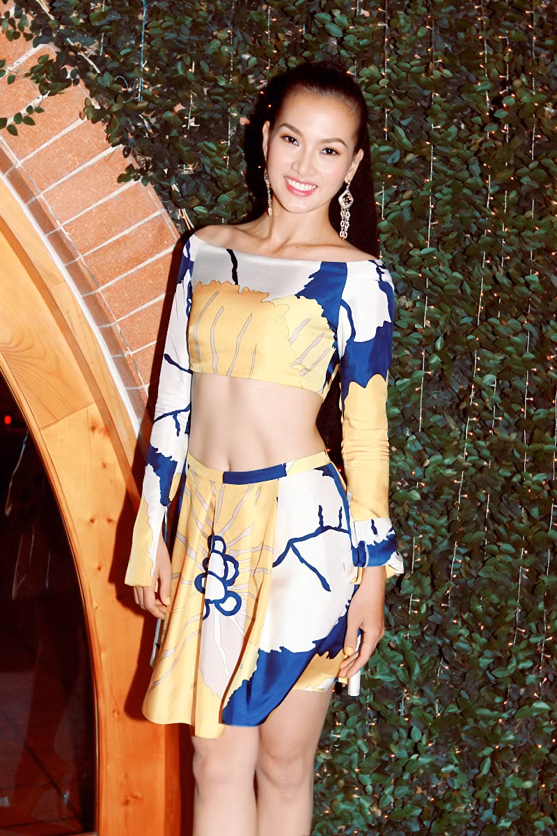 Người mẫu Anh Thư gần đây chưa khi nào xuất hiện với dáng vẻ quá trẻ trung như vậy. Váy xòe, áo ngắn giúp Anh Thư khoe được vóc dáng chuẩn của cô Người mẫu Anh Thư gần đây chưa khi nào xuất hiện với dáng vẻ quá trẻ trung như vậy. Váy xòe, áo ngắn giúp Anh Thư khoe được vóc dáng chuẩn của cô