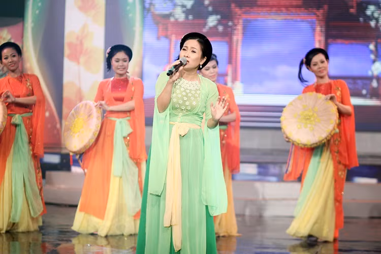 Nữ ca sỹ có chất giọng ngọt ngào, mượt mà Vân Khánh đã lâu mới tái ngộ với khán giả mộ điệu. Đến với chương trình, chị thể hiện một sáng tác của Phan Hồng Sơn mang tên Tháng giêng hò hẹn. Với chất giọng ấy, lối hát ấy và bộ áo dài quen thuộc, Vân Khánh đã chiếm trọn cảm tình của khán giả. Nữ ca sỹ có chất giọng ngọt ngào, mượt mà Vân Khánh đã lâu mới tái ngộ với khán giả mộ điệu. Đến với chương trình, chị thể hiện một sáng tác của Phan Hồng Sơn mang tên Tháng giêng hò hẹn. Với chất giọng ấy, lối hát ấy và bộ áo dài quen thuộc, Vân Khánh đã chiếm trọn cảm tình của khán giả.