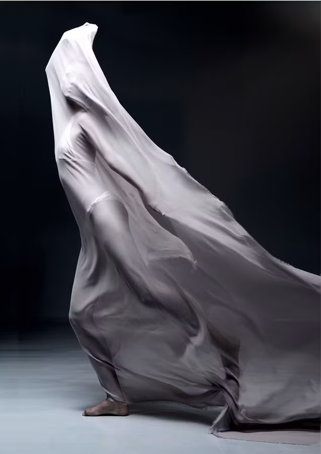 Trà My tạo dáng với lụa cũng khá quyến rũ Trà My tạo dáng với lụa cũng khá quyến rũ