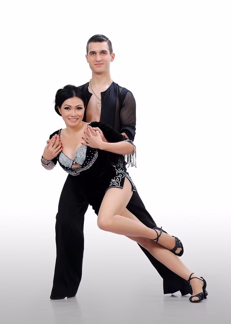 Nhiều tuổi hơn cả trong nhóm nữ ngôi sao nhưng Phương Thanh lại sở hữu phong cách biểu diễn ngùn ngụt lửa mỗi khi lên sâu khấu ca nhạc. Phương Thanh và Ivan Nedyalkov Raikov số báo danh 03 >> Vẻ đẹp cực gợi cảm 5 mỹ nữ Bước nhảy Hoàn vũ 2012 >> Nam Thành bế bổng nữ vũ công nước ngoài Nhiều tuổi hơn cả trong nhóm nữ ngôi sao nhưng Phương Thanh lại sở hữu phong cách biểu diễn ngùn ngụt lửa mỗi khi lên sâu khấu ca nhạc. Phương Thanh và Ivan Nedyalkov Raikov số báo danh 03 >> Vẻ đẹp cực gợi cảm 5 mỹ nữ Bước nhảy Hoàn vũ 2012 >> Nam Thành bế bổng nữ vũ công nước ngoài