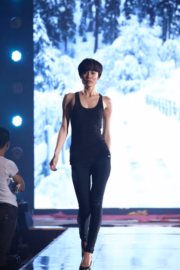 Phương Anh cũng trở lại với sàn diễn Next Top Model trong tiết mục trình diễn thời trang