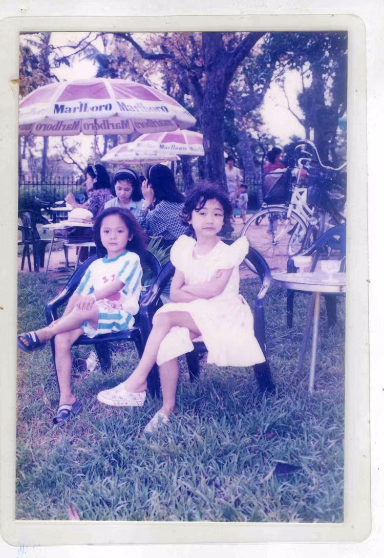 Trà My (phải) đã biết tạo dáng người mẫu khi còn bé Trà My (phải) đã biết tạo dáng người mẫu khi còn bé