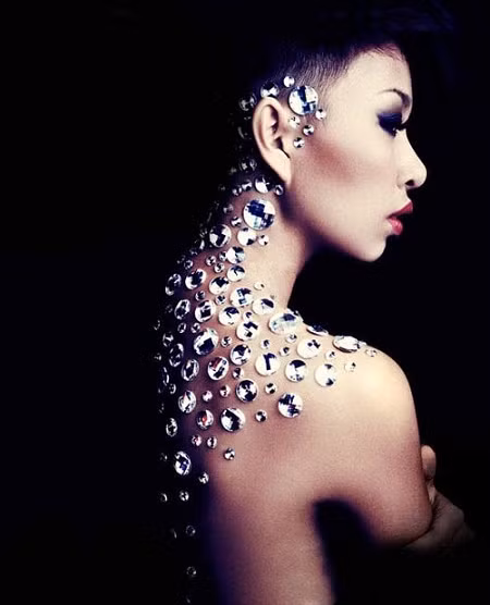 Thảo Trang với màu da rám nắng và mái tóc xù đã từng gợi nhắc hình ảnh Whitney Housto
