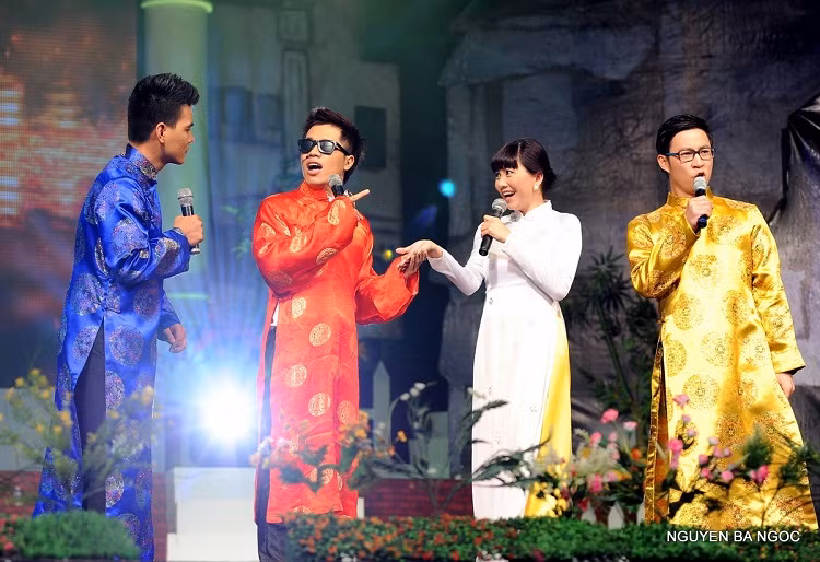 Bộ tứ MC Ngọc Tiên, Quốc Bình, Anh Quân và Duy Hải lần đầu xuất hiện cùng nhau đã đem đến tiết mục ca nhạc hài “Thiên duyên tiền định” rất vui vẻ, khi dựng cảnh 3 chàng trai giả đóng thầy bói để cưa cẩm cô gái đã có chồng.