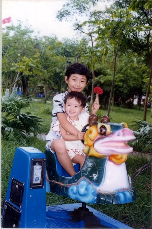 Trà My sinh trong một gia đình có 3 chị em. Tuy là chị lớn nhất trong nhà nhưng My từ nhỏ vẫn rất thích làm nũng để tranh thủ tình cảm của bố mẹ và ông bà. Trong bức ảnh này, Trà My ôm em gái và nhìn cô khá giống con trai. Trà My sinh trong một gia đình có 3 chị em. Tuy là chị lớn nhất trong nhà nhưng My từ nhỏ vẫn rất thích làm nũng để tranh thủ tình cảm của bố mẹ và ông bà. Trong bức ảnh này, Trà My ôm em gái và nhìn cô khá giống con trai.