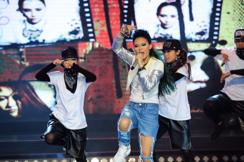 Kimmese, thí sinh nhỏ tuổi nhất – người được mệnh danh là “công chúa hiphop Việt” đã phiêu hết mình với “Feel the beat”, phô được giọng hát khỏe, khả năng sáng tác và đọc rap cực chất của mình.