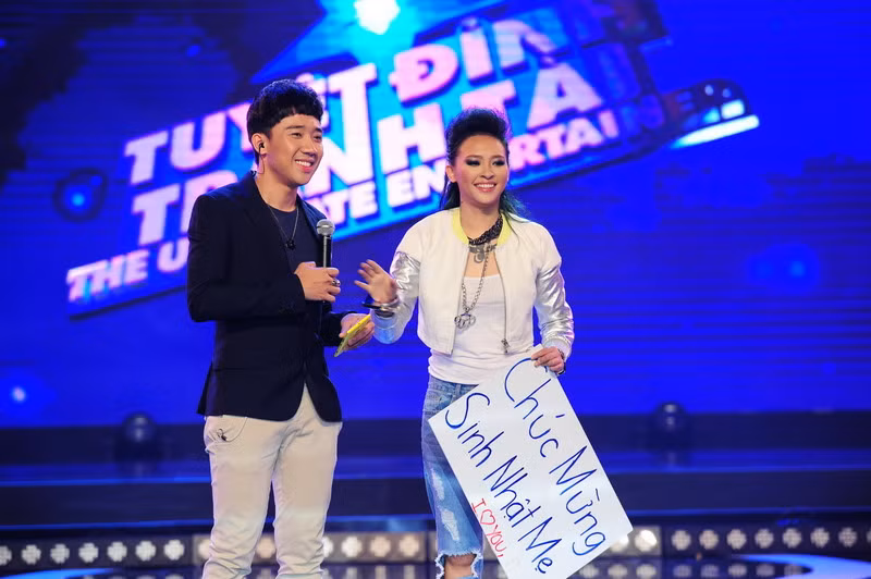 Mẹ của Kimmese khá trẻ làm Trấn Thành đùa rằng nếu không nói thì cứ tưởng là “chị của em”.