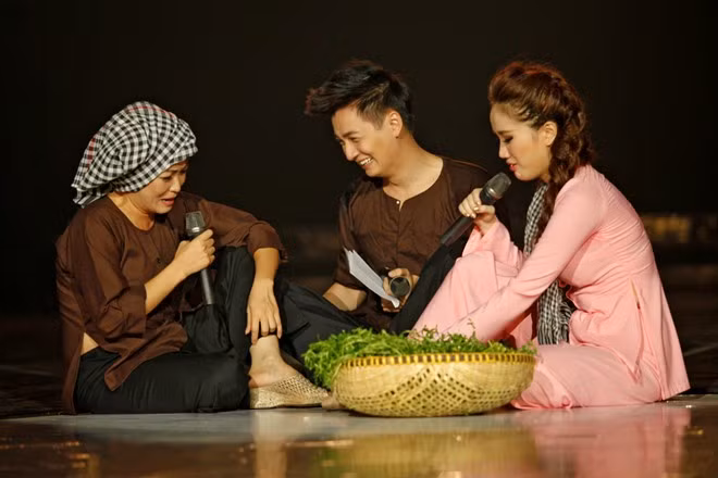 Ngô Kiến Huy trong vai “Cu Tủn” – em trai của Phương Thanh và Bảo Thy, khiến cả sân khấu một phen cười vỡ bụng khi anh đọc những bài thơ con cóc do mình sáng tác.