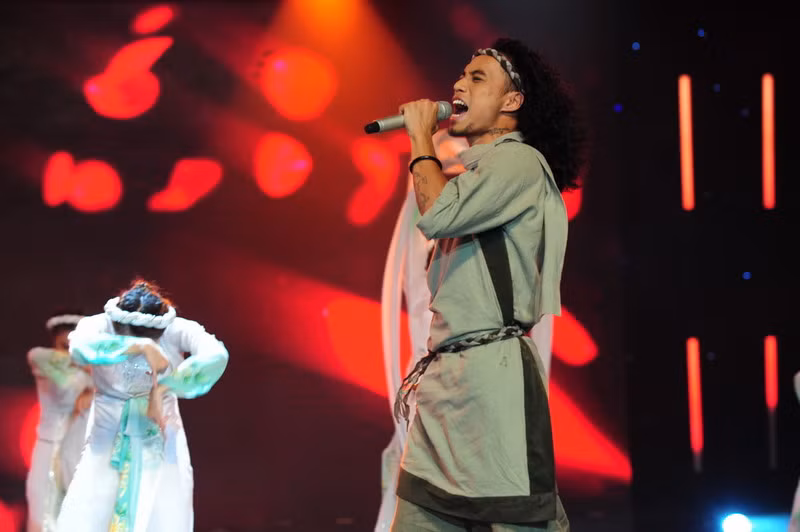 Ca khúc ballad này từng được Uyên Linh thể hiện thành công và trở thành một trong những bài hit của nữ ca sĩ. Lần này, Phạm Anh Khoa không ngại đổi mới khi hát theo kiểu rock đầy mạnh mẽ cùng giai điệu sôi nổi.