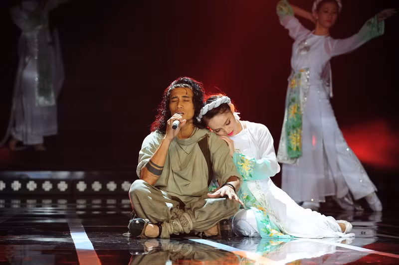 Theo Huy Tuấn thì Anh Khoa đã “phá nát bét” ca khúc của anh rất thành công khiến giám khảo và cả khán giả không thể ngồi yên.