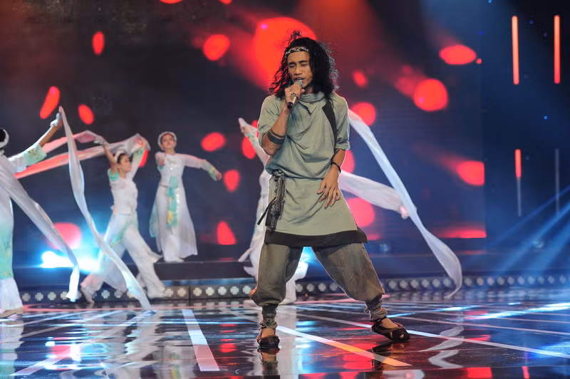 Vẫn là rock sở trường, Phạm Anh Khoa đã chọn một ca khúc vốn rất nhẹ nhàng, sâu lắng nhưng “Chờ người nơi ấy” đã được Anh Khoa thể hiện với một phong cách hoàn toàn mới mẻ. Mà theo chính giám khảo Huy Tuấn – người đã sáng tác ca khúc này cũng không ngờ khi “ca khúc của tôi mạnh mẽ, nam tính, góc cạnh” như vậy.