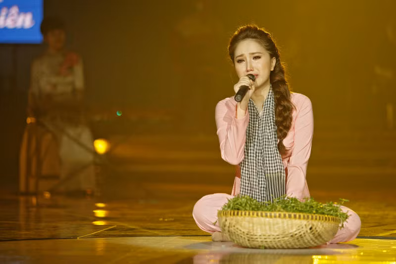 Không kiềm được cảm xúc, Bảo Thy bật khóc trên sân khấu khi thể hiện ca khúc "Chị tôi".
