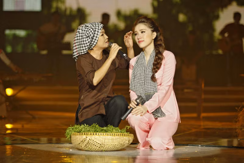 Trong vai chị gái của Bảo Thy, Phương Thanh đã khiến khán giả vô cùng thích thú khi thể hiện ca khúc Còn thương rau đắng mọc sau hè.