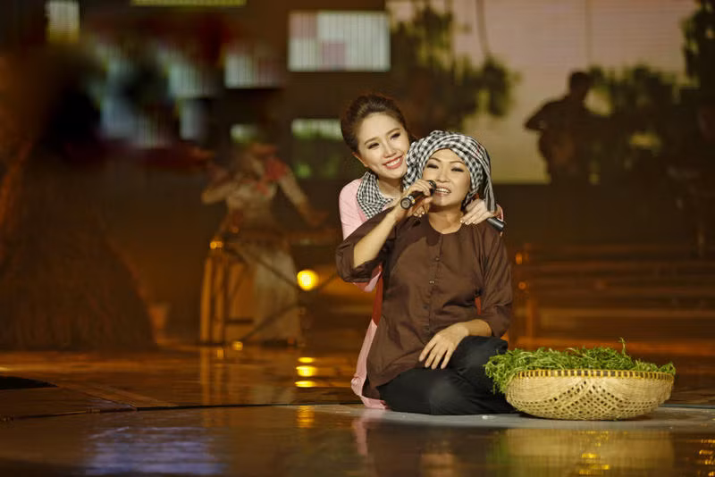 Phương Thanh trong vai chị gái của Bảo Thy và Ngô Kiến Huy.