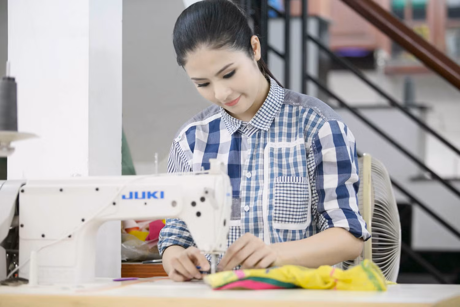 Ngọc Hân tận tay kiểm soát từng khâu để cho ra đời những sản phẩm ưng ý.