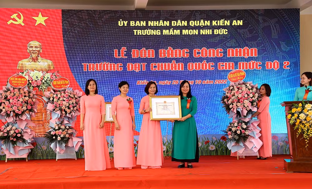 Lãnh đạo Sở Giáo dục và Đào tạo Hải Phòng trao Chứng nhận đạt kiểm định chất lượng giáo dục cho Trường Mầm non Nhi Đức (Ảnh: CTV) Lãnh đạo Sở Giáo dục và Đào tạo Hải Phòng trao Chứng nhận đạt kiểm định chất lượng giáo dục cho Trường Mầm non Nhi Đức (Ảnh: CTV)