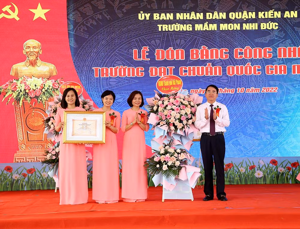 Ông Lê Khắc Nam - Phó chủ tịch Uỷ ban nhân dân thành phố Hải Phòng trao Bằng công nhận trường chuẩn Quốc gia mức độ 2 cho Trường Mầm non Nhi Đức (Ảnh: CTV)