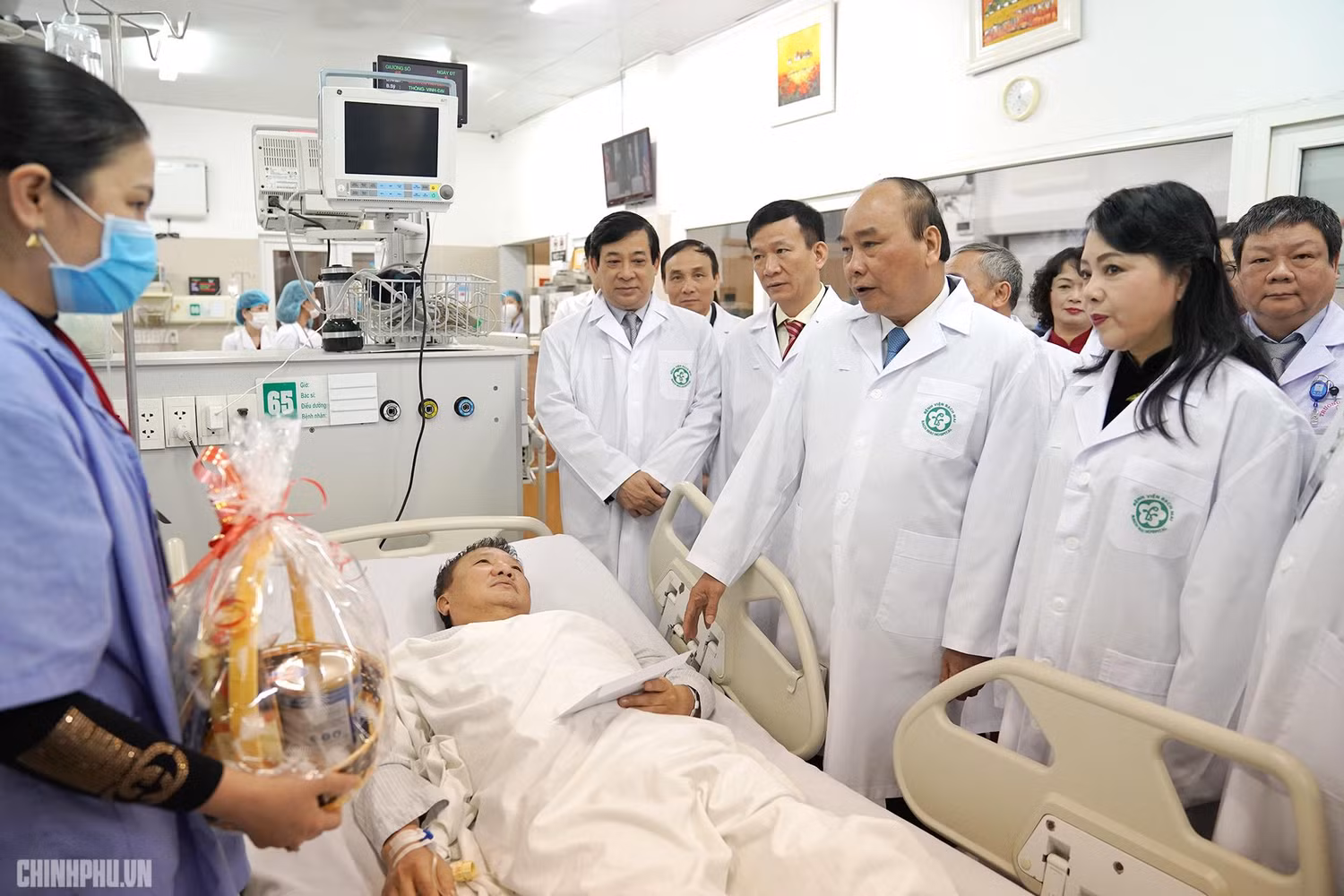 Thủ tướng thăm hỏi bệnh nhận tại khoa Cấp cứu của bệnh viện Bạch Mai. ẢNh: VGP Thủ tướng thăm hỏi bệnh nhận tại khoa Cấp cứu của bệnh viện Bạch Mai. ẢNh: VGP