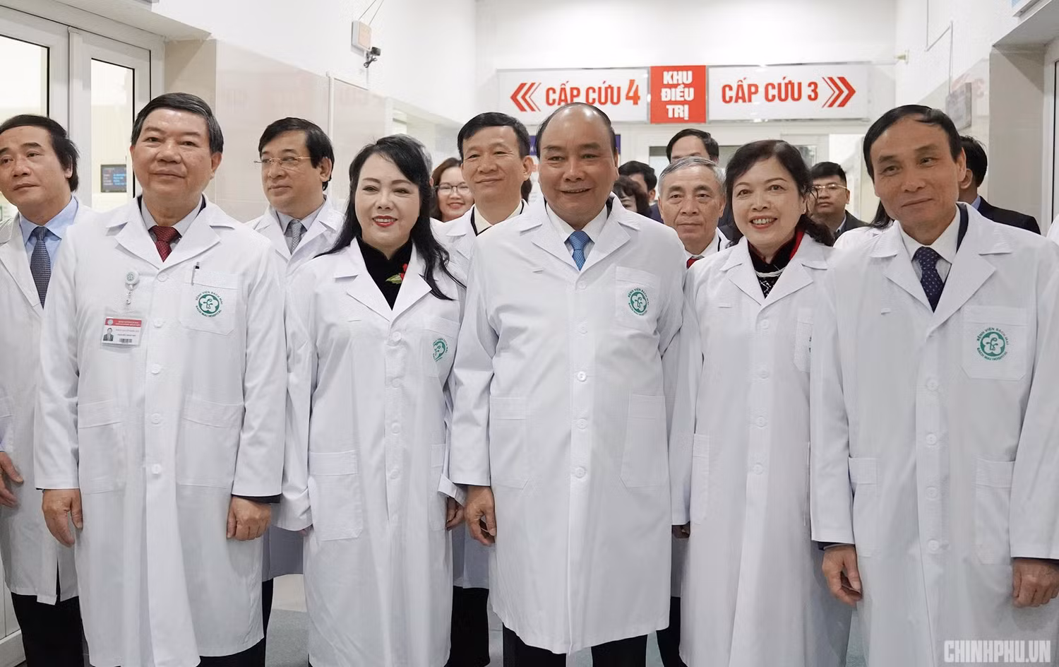 Thủ tướng đánh giá cao những hy sinh thầm lặng của các y, bác sĩ. Ảnh: VGP Thủ tướng đánh giá cao những hy sinh thầm lặng của các y, bác sĩ. Ảnh: VGP