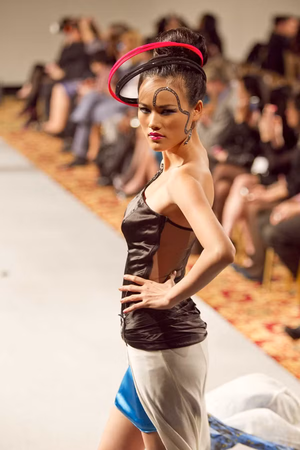 Á quân Vietnam's Next Top Model tiếp tục được mời góp mặt trong show thời trang của nhà thiết kế gốc Ấn Độ Sushma Patel, tại sàn diễn New York. Tham gia sô diễn của Sushma Patel, Tuyết Lan cùng với những người mẫu quốc tế diện trên người những bộ trang phục ấn tượng nằm trong bộ sưu tập mới nhất. (Theo Ngôi Sao) >> Xem chi tiết thông tin này Á quân Vietnam's Next Top Model tiếp tục được mời góp mặt trong show thời trang của nhà thiết kế gốc Ấn Độ Sushma Patel, tại sàn diễn New York. Tham gia sô diễn của Sushma Patel, Tuyết Lan cùng với những người mẫu quốc tế diện trên người những bộ trang phục ấn tượng nằm trong bộ sưu tập mới nhất. (Theo Ngôi Sao) >> Xem chi tiết thông tin này