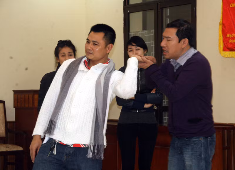 Quang Thắng đáp lễ, vuốt ve lại tay Tự Long.