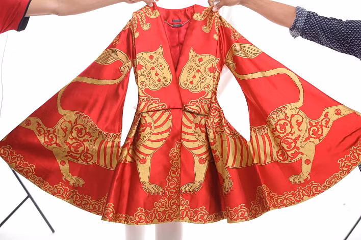 Không nhiều lời, Lý Nhã Kỳ "cởi áo - chụp ảnh" và chứng minh.