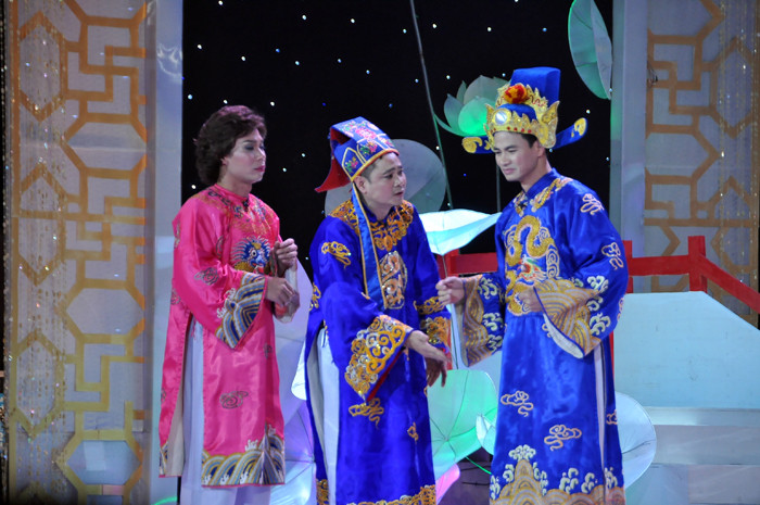 Tự Long tung hứng với Xuân Bắc, Công Lý trong Táo Quân 2012. Ảnh: Văn Trinh.