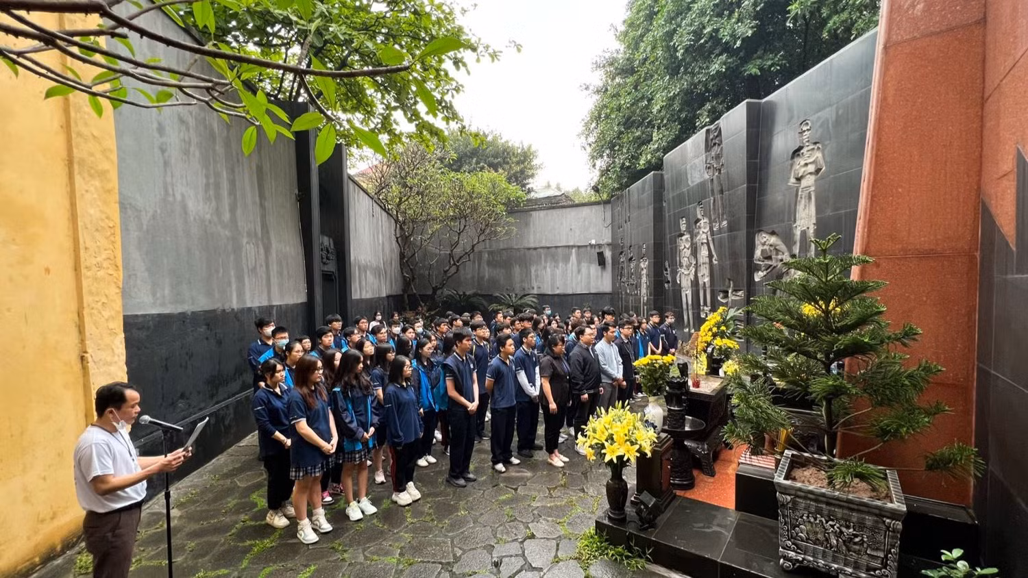 Học sinh lớp 11 Nguyễn Siêu trong tiết học Lịch sử tại Di tích Nhà tù Hỏa Lò vào giữa tháng 4/2023 vừa qua (Ảnh: NTCC).