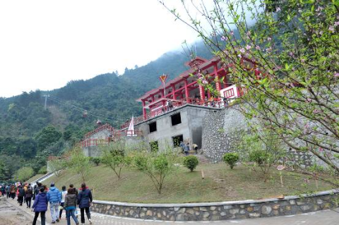 Du khách thập phương đổ về Tây Thiên thưởng ngoạn cảnh thần tiên khi mùa xuân về.