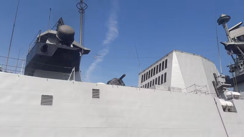 Tàu còn được trang bị pháo bắn nhanh cận chiến AK-630 CIWS (đã được bao bọc kín) Tàu còn được trang bị pháo bắn nhanh cận chiến AK-630 CIWS (đã được bao bọc kín)