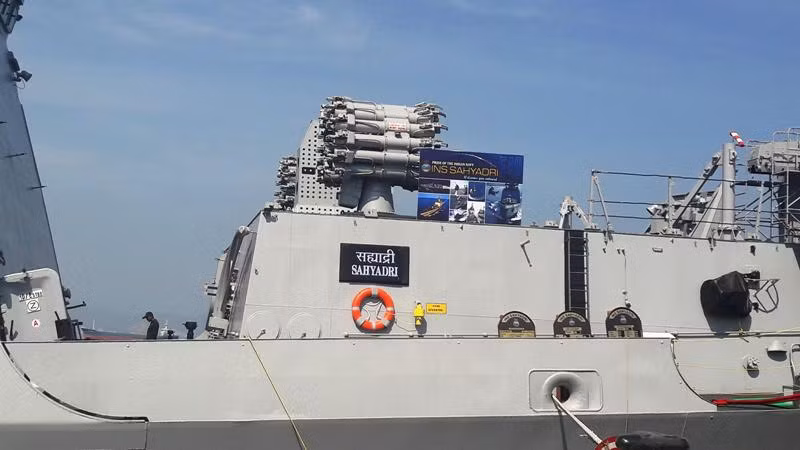 Tàu khu trục INS SAHYADRY có lượng giãn nước đầy tải 6.200 tấn, chiều dài 142,5 m, chiều rộng 16,9 m, mớn nước 4,5 m, thủy thủ đoàn 257 người với 35 sĩ quan. Trên tàu được trang bị hệ thống ngư lôi, róc két chống ngầm. Tàu khu trục INS SAHYADRY có lượng giãn nước đầy tải 6.200 tấn, chiều dài 142,5 m, chiều rộng 16,9 m, mớn nước 4,5 m, thủy thủ đoàn 257 người với 35 sĩ quan. Trên tàu được trang bị hệ thống ngư lôi, róc két chống ngầm.