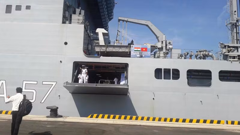 Tàu INS SHAKTI có kích thước "khổng lồ" với hệ thống giàn nâng hạng khủng. Tàu INS SHAKTI có kích thước "khổng lồ" với hệ thống giàn nâng hạng khủng.