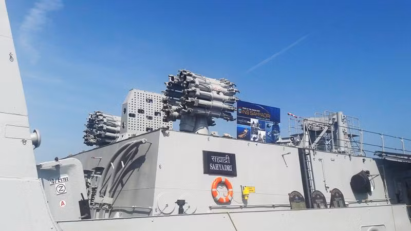 Tàu khu trục INS SAHYADRY được trang bị hỗn hợp vũ khí của Nga, Ấn Độ và Israel, bao gồm hệ thống ống phóng thẳng đứng cho tên lửa tầm ngắn, tên lửa tầm trung Shtil-1. Tàu khu trục INS SAHYADRY được trang bị hỗn hợp vũ khí của Nga, Ấn Độ và Israel, bao gồm hệ thống ống phóng thẳng đứng cho tên lửa tầm ngắn, tên lửa tầm trung Shtil-1.