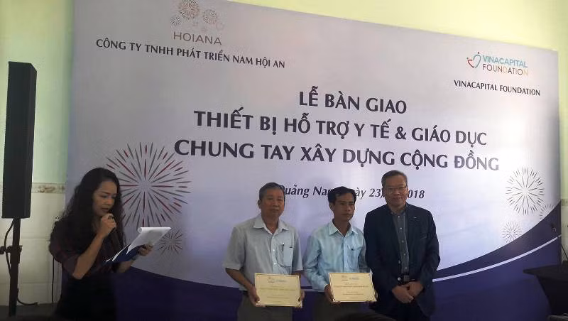 Công ty trách nhiệm hữu hạn Phát triển Nam Hội An (HASD) trao tặng thiết bị y tế, giáo dục cho hai xã miền biển của Quảng Nam. Ảnh: TT Công ty trách nhiệm hữu hạn Phát triển Nam Hội An (HASD) trao tặng thiết bị y tế, giáo dục cho hai xã miền biển của Quảng Nam. Ảnh: TT