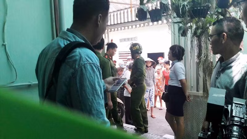Cơ quan công an trực tiếp đến nhóm trẻ độc lập Mẹ Mười để bảo vệ an toàn, ngăn sự phản ứng của phụ huynh, người dân. Ảnh: TT