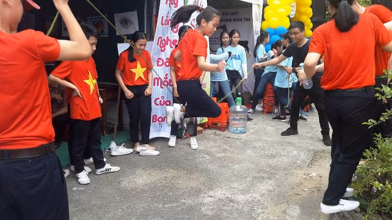 Những trò chơi vận động, rèn luyện sức khỏe luôn thu hút sự chú ý tham gia của các bạn học sinh.