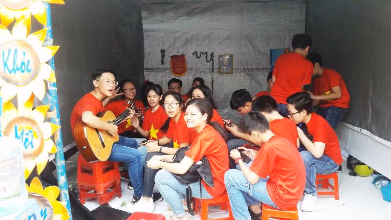 Một nhóm yêu ca nhạc, đàn sáo của một trường trung học cơ sở tham gia ngày hội trại hè.