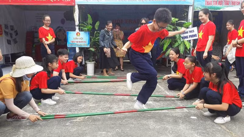 Nhảy sạp trong điệu nhạc rộn ràng, giục giã cũng khiến các bạn trẻ bớt căng thẳng trong những ngày hè.